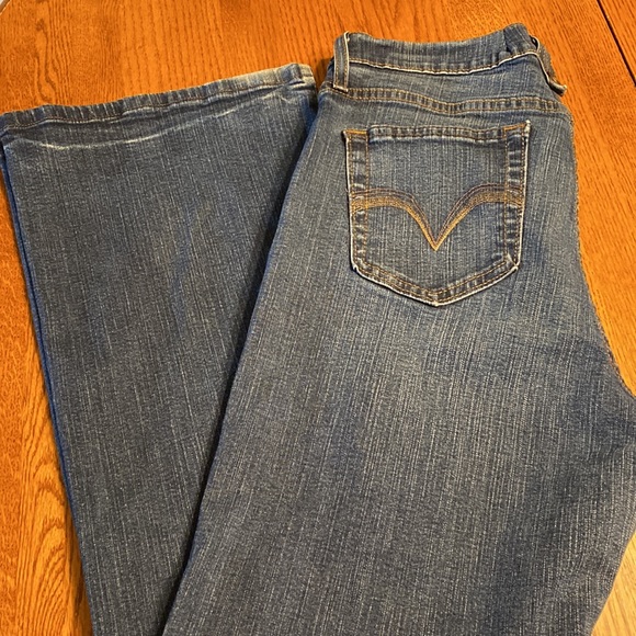 PERFECTLY SLIMMING LEVI'S JEANS - Picture 14 of 15